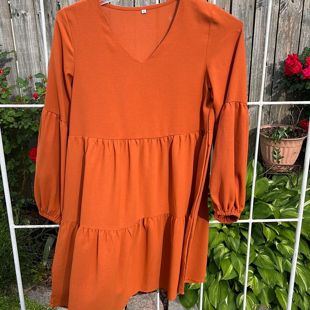 Preowned beautiful orange dress, no brand noted, size small